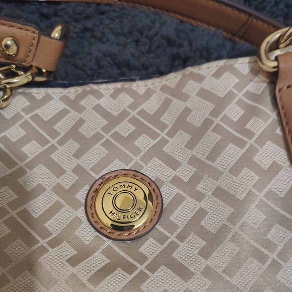 Tommy Hilfiger Beige and Tan Shoulder Bag - Picture 7 of 9